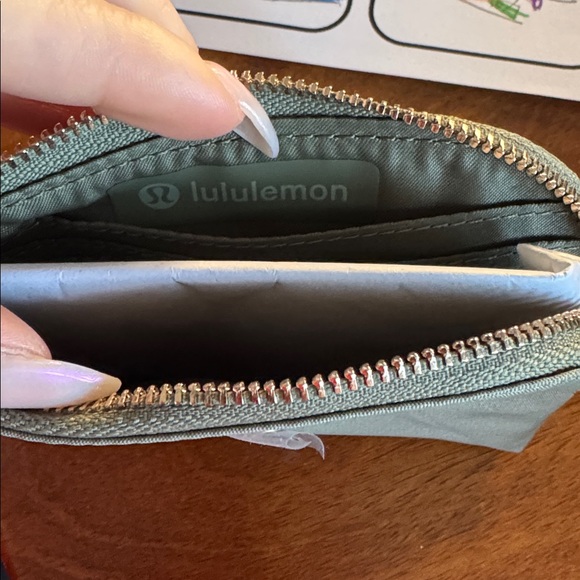 Lululemon Clippable Card Pouch Metal Gold Hardware Olive Green NWT - Picture 4 of 5